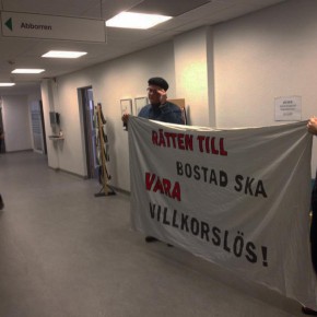 Aktion utanför kommunstyrelsen för "rätten till bostad" Aktion utanför kommunstyrelsen för "rätten till bostad"