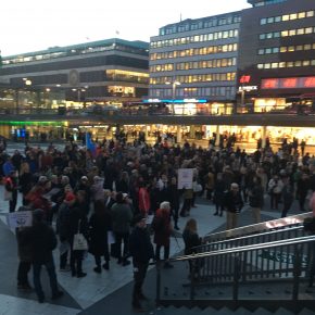 Tal från Rör inte vår allmännytta - sälj inte våra hem på Sergels torg. Tal från Rör inte vår allmännytta - sälj inte våra hem på Sergels torg.